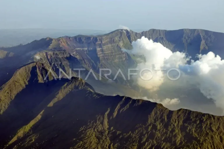 kaldera-gunung-tambora-eqye-dom-1.jpg